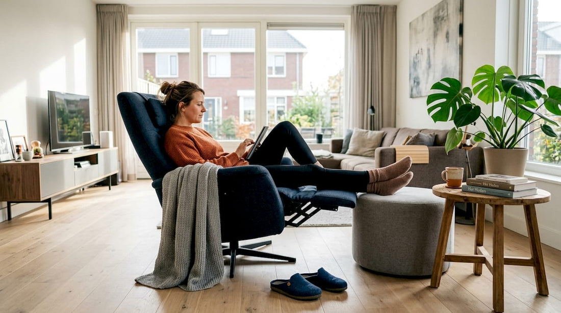 Een vrouw geniet van een ontspannende massage in een comfortabele stoel, terwijl het daglicht de woonkamer binnenvalt.